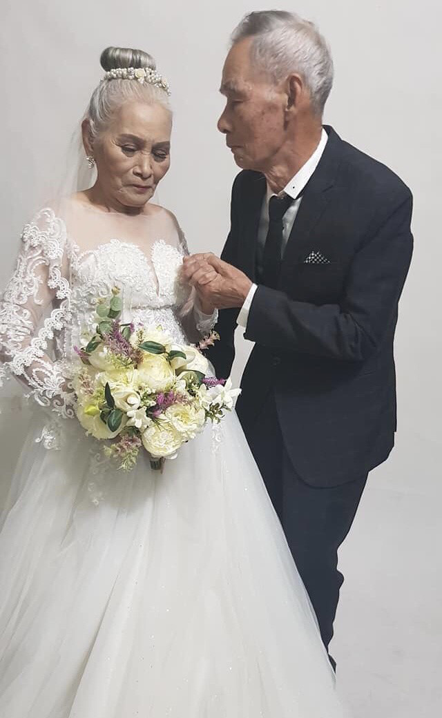 Ảnh cưới của cặp đôi cụ già U80 chung sống như một minh chứng cho tình yêu bền chặt và sự đồng cảm trong cuộc sống hiện tại. Bức ảnh thể hiện sự đặc biệt của tình yêu tuổi già đầy tình cảm và chiều sâu. Nó khiến bạn cảm thấy đầy cảm xúc và rộn ràng hy vọng.