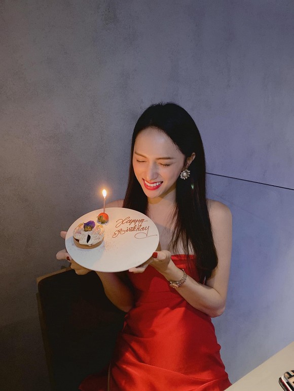 Sinh nhật ba Hoa hậu Khánh Vân làm bánh kem chứa đầy yêu thương