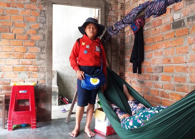Xót thương bé gái 12 tuổi đạp xe khắp ngõ, ngách bán vé số chăm mẹ và em thơ - 2 Xót thương bé gái 12 tuổi đạp xe khắp ngõ, ngách bán vé số chăm mẹ và em thơ - 2