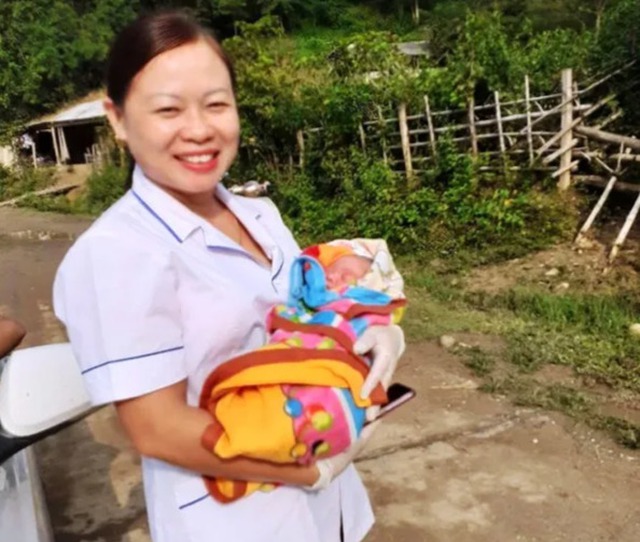 Nhân viên y tế giúp sản phụ vượt cạn sinh bé trai 3,2kg ngay bên vệ đường - 2