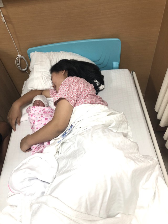 Bé gái nặng 3.2kg chào đời ngay trên xe taxi trên đường tới bệnh viện - Ảnh 1.