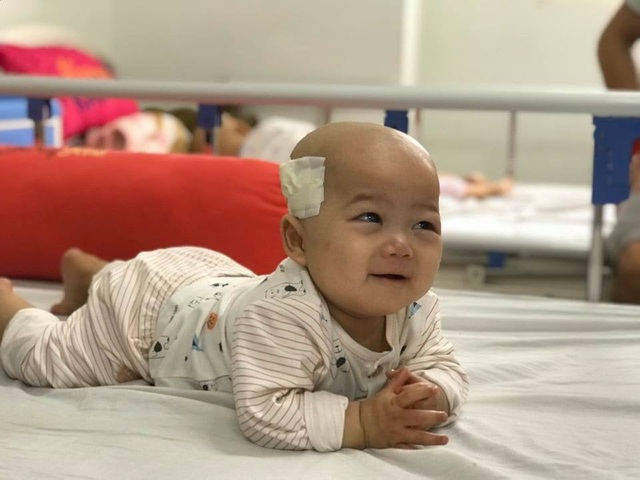 Cầu mong phép mầu đến với bé trai 1 tuổi bị ung thư kép hành hạ - 4