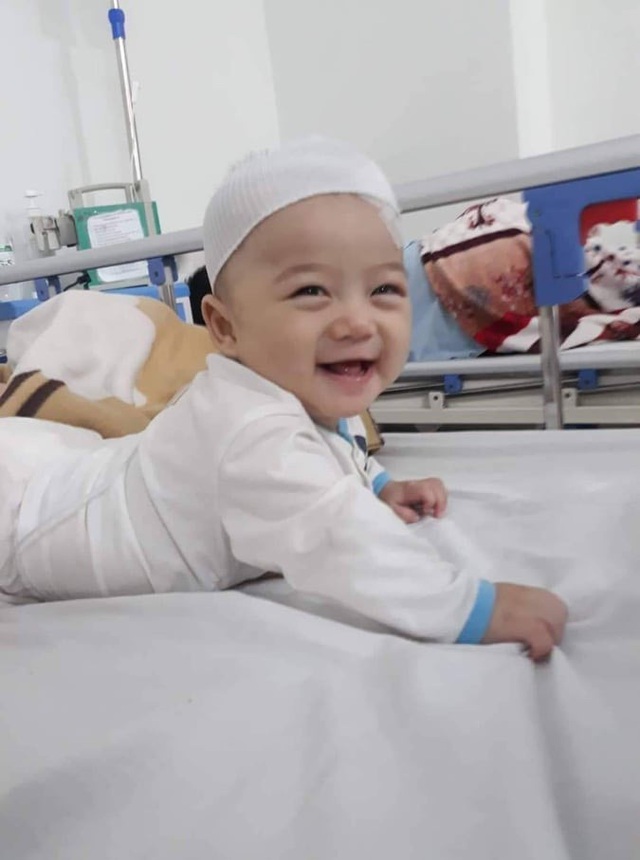Cầu mong phép mầu đến với bé trai 1 tuổi bị ung thư kép hành hạ - 5