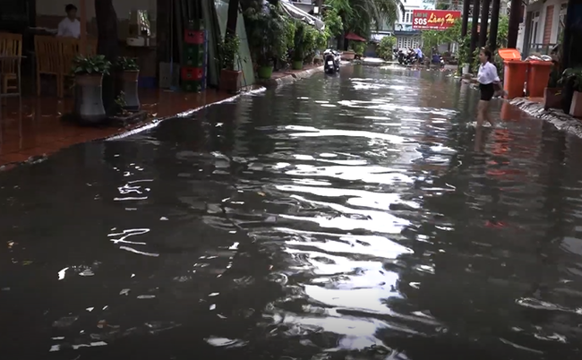 Một số tuyến phố ở Sài Gòn biến thành sông sau cơn mưa kéo dài Một số tuyến phố ở Sài Gòn biến thành sông sau cơn mưa kéo dài