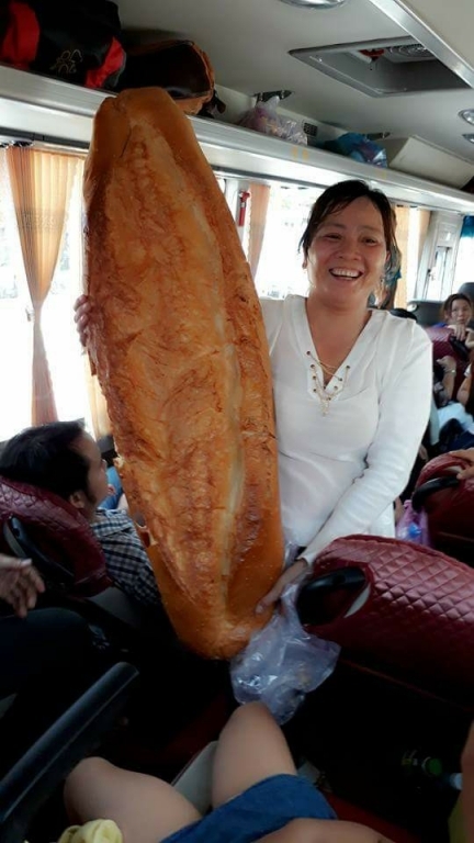 Xôn xao hình ảnh những chiếc bánh mì khổng lồ thu hút người dân ở An Giang