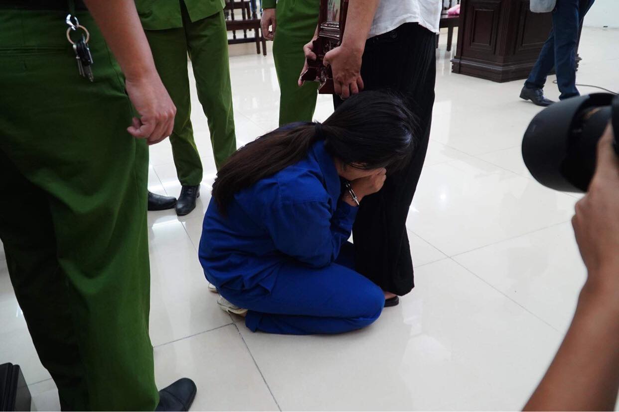 Vụ bạo hành con gái 3 tuổi tử vong: Chồng lĩnh án tử, nữ bị cáo quỳ ôm chân xin mẹ viết đơn giảm án - Ảnh 1.