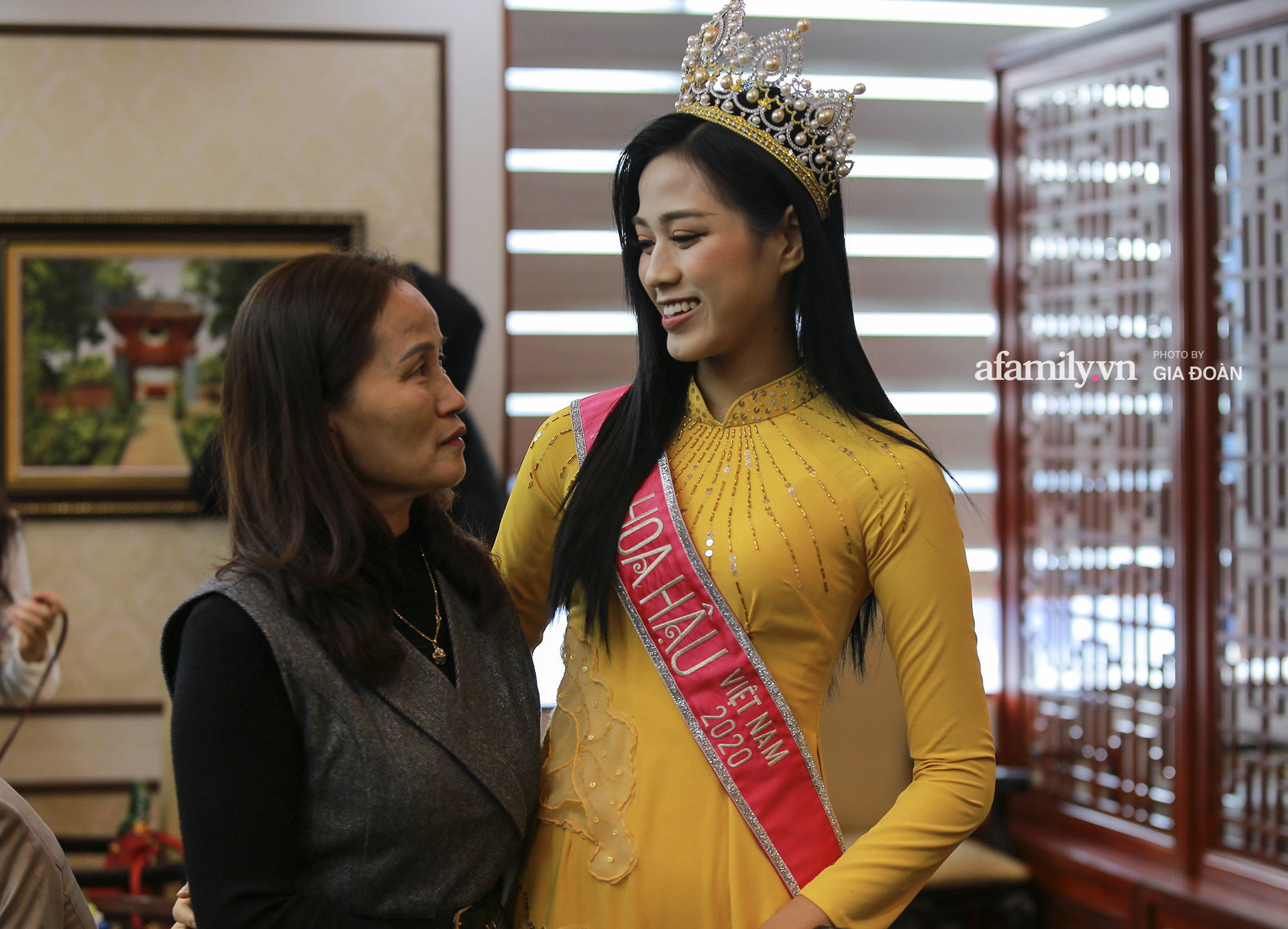 Đỗ Thị Hà lần đầu tiên về lại trường đại học sau khi đăng quang Hoa hậu Việt Nam 2020  - Ảnh 2.