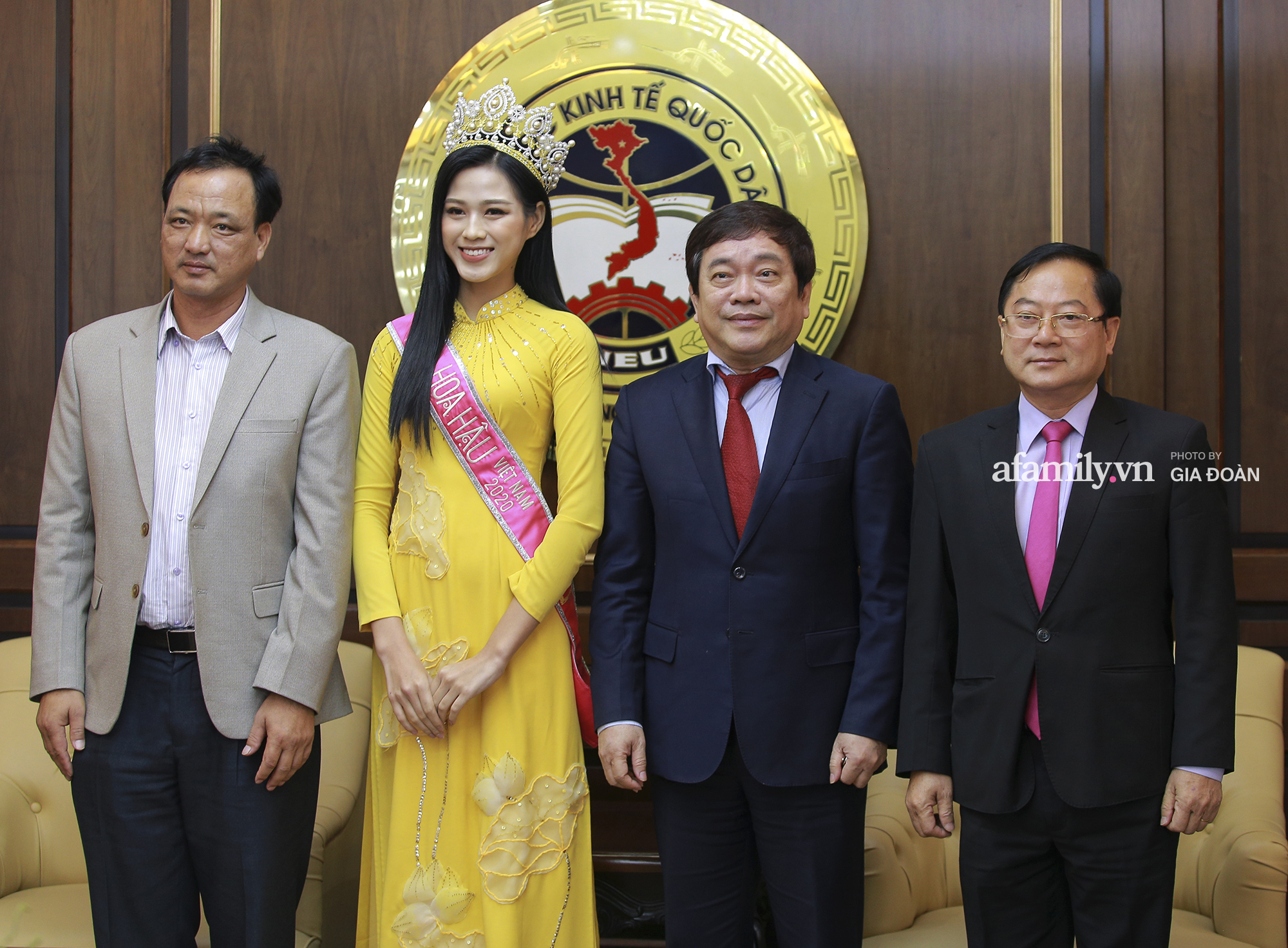 Đỗ Thị Hà lần đầu tiên về lại trường đại học sau khi đăng quang Hoa hậu Việt Nam 2020  - Ảnh 4.