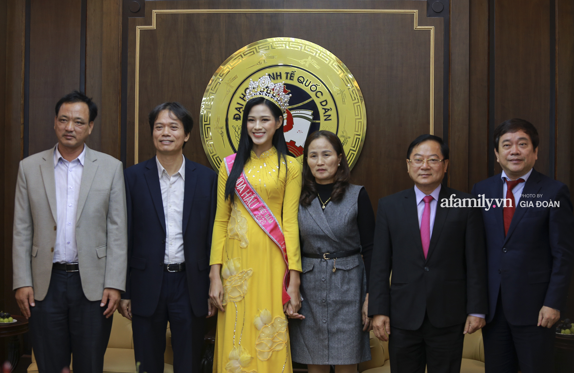 Đỗ Thị Hà lần đầu tiên về lại trường đại học sau khi đăng quang Hoa hậu Việt Nam 2020  - Ảnh 5.