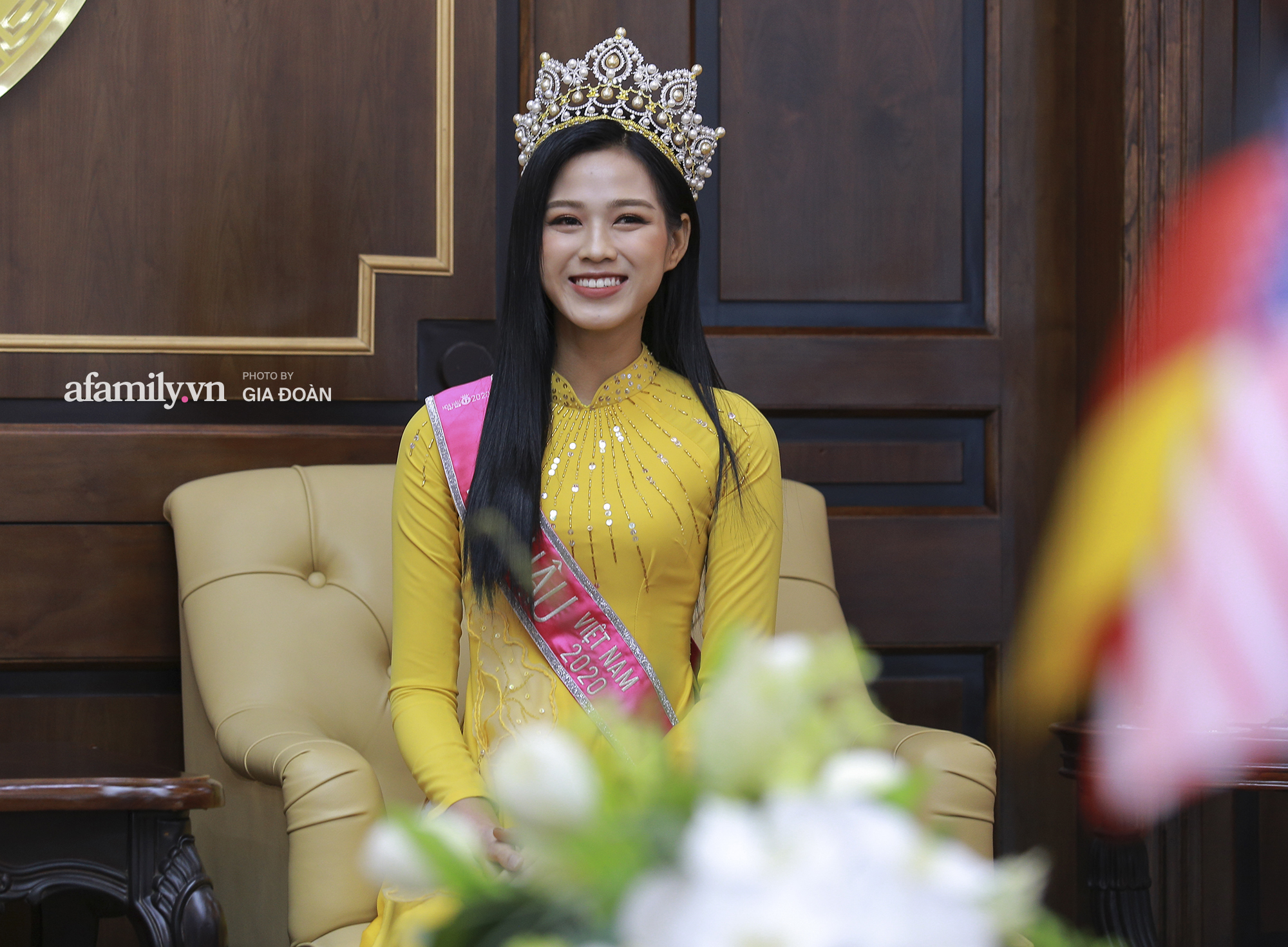 Đỗ Thị Hà lần đầu tiên về lại trường đại học sau khi đăng quang Hoa hậu Việt Nam 2020  - Ảnh 1.