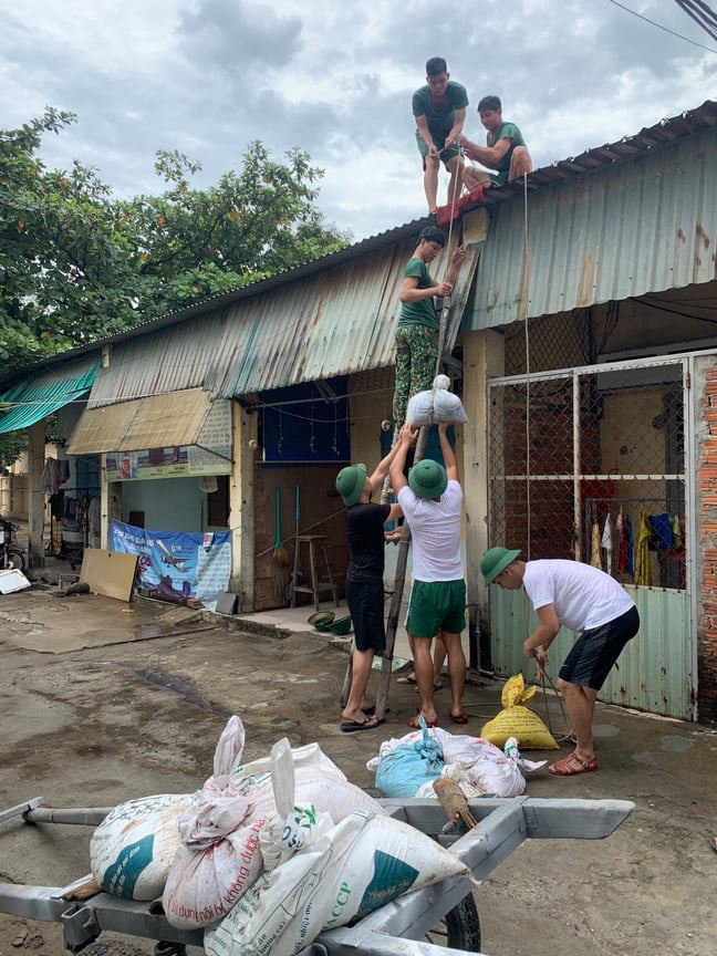 Ảnh: Sau Covid-19, người dân Đà Nẵng lại hối hả chống bão số 5 - Ảnh 10. Ảnh: Sau Covid-19, người dân Đà Nẵng lại hối hả chống bão số 5 - Ảnh 10.