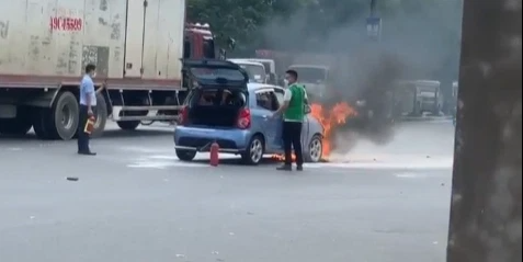 Kinh hãi cảnh ô tô đang chạy bỗng bốc cháy dữ dội, tài xế bung cửa lao ra ngoài thoát thân - Ảnh 2. Kinh hãi cảnh ô tô đang chạy bỗng bốc cháy dữ dội, tài xế bung cửa lao ra ngoài thoát thân - Ảnh 2.
