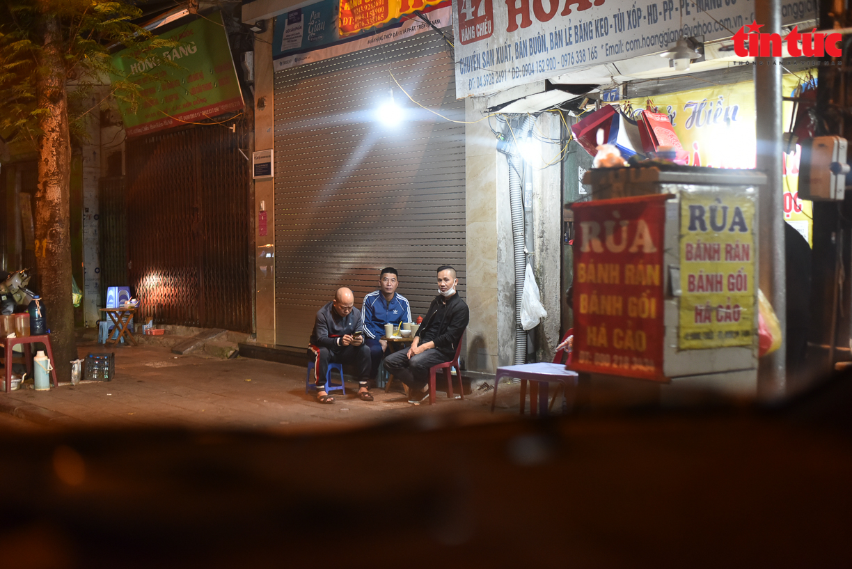 Hà Nội xử phạt một số quán ăn, nhà hàng vẫn bán hàng  sau 21 giờ đêm - Ảnh 8.