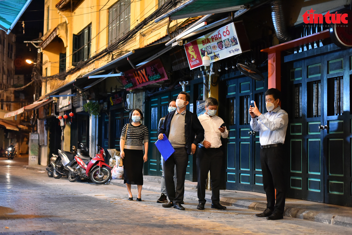 Hà Nội xử phạt một số quán ăn, nhà hàng vẫn bán hàng  sau 21 giờ đêm - Ảnh 4.