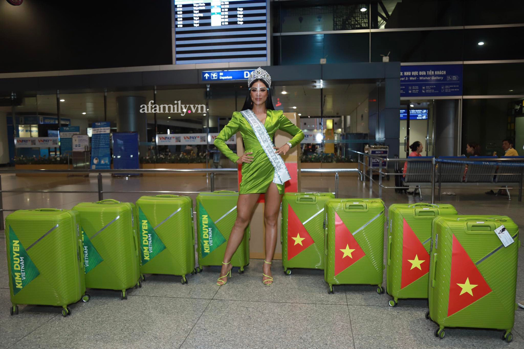 Á hậu Kim Duyên mang theo 13 chiếc vali lớn lên đường dự Miss Universe 2021, xúc động trong vòng tay cha mẹ - Ảnh 4.