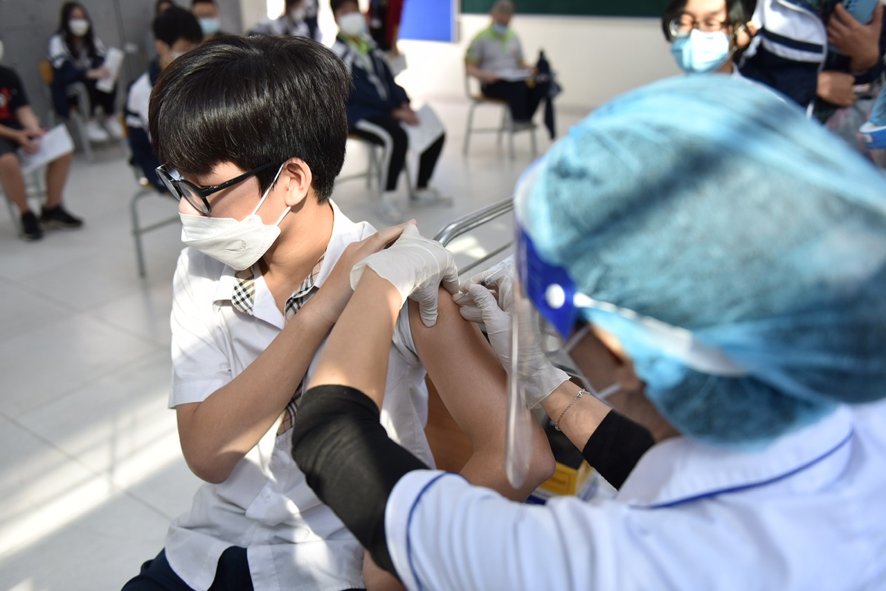Hà Nội bắt đầu tiêm vaccine COVID-19 cho học sinh lớp 7, 8 - Ảnh 1.