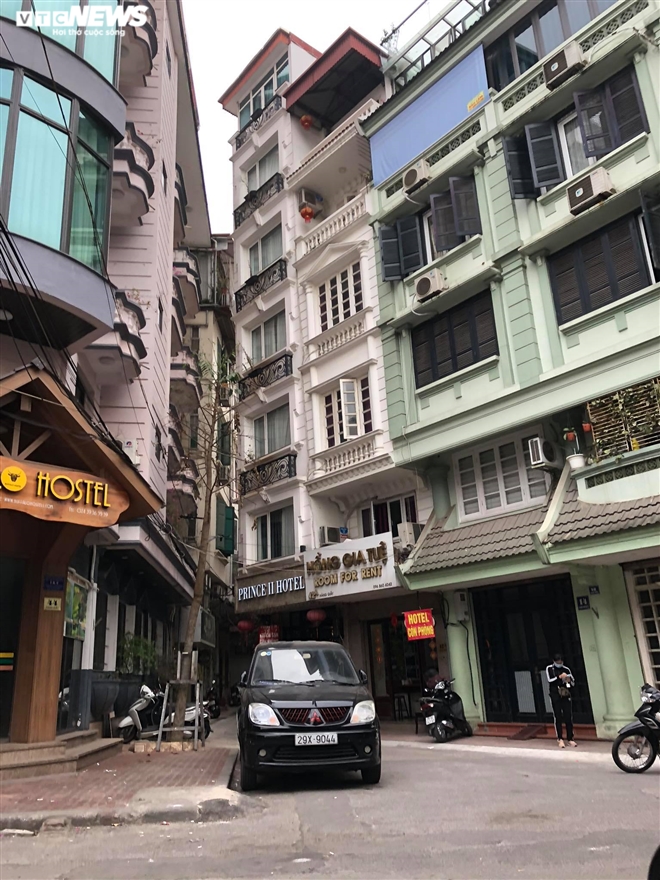 Hàng quán phố cổ Hà Nội nghỉ Tết kéo dài, khách sạn rao bán la liệt bằng tờ rơi - Ảnh 5. Hàng quán phố cổ Hà Nội nghỉ Tết kéo dài, khách sạn rao bán la liệt bằng tờ rơi - Ảnh 5.