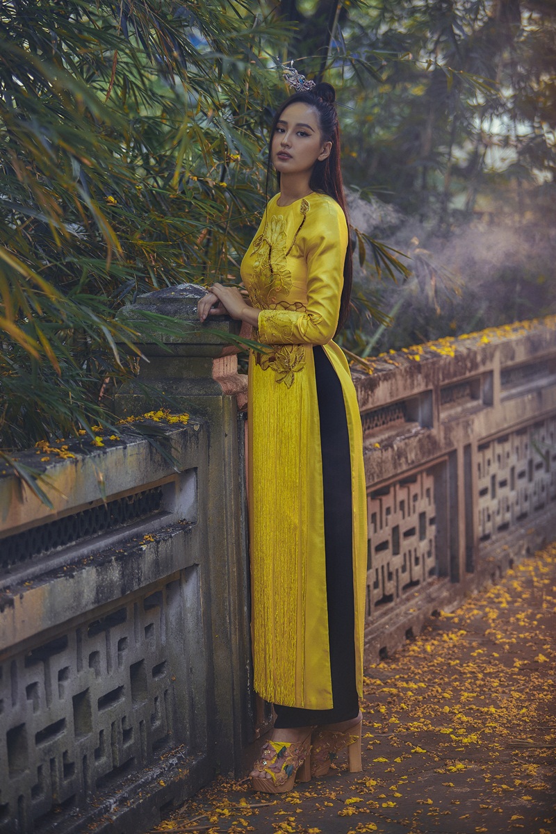 Chiếc áo dài truyền thống Việt Nam với gam màu trang nhã, đường nét thanh nhã sẽ đem đến cho bức ảnh của bạn vẻ đẹp cổ điển mà vẫn sang trọng và đỉnh cao. Hãy khám phá tà áo dài đầy chất lừ và sự tinh tế này ngay bây giờ.