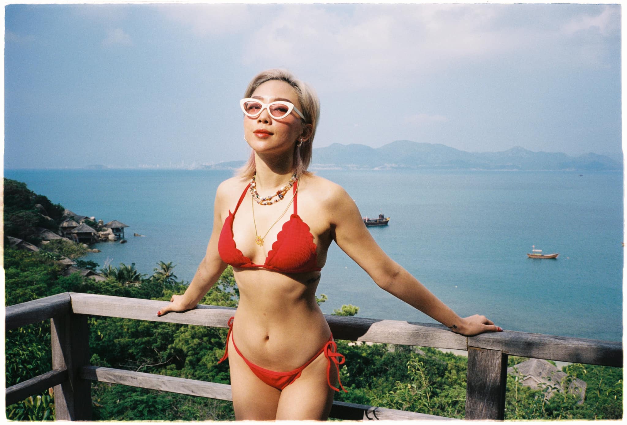 Tóc Tiên khoe loạt ảnh bikini nóng bỏng do chính ông xã chụp - Ảnh 2.