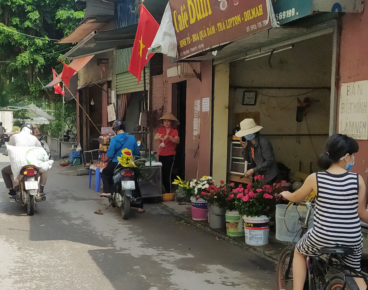 Chợ cóc vẫn hoạt động rầm rộ sau khi Hà Nội ban hành lệnh cấm để chống dịch COVID-19 - Ảnh 12. Chợ cóc vẫn hoạt động rầm rộ sau khi Hà Nội ban hành lệnh cấm để chống dịch COVID-19 - Ảnh 12.