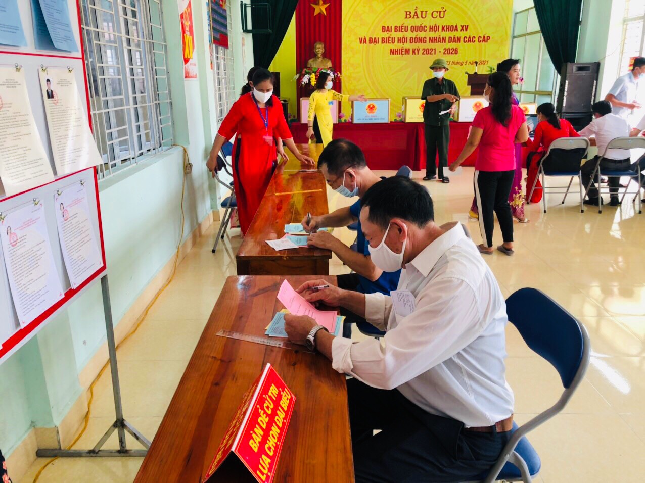 Quảng Ninh chuyển cả hòm phiếu lưu động tới giường bệnh cho bệnh nhân bỏ phiếu - Ảnh 7.