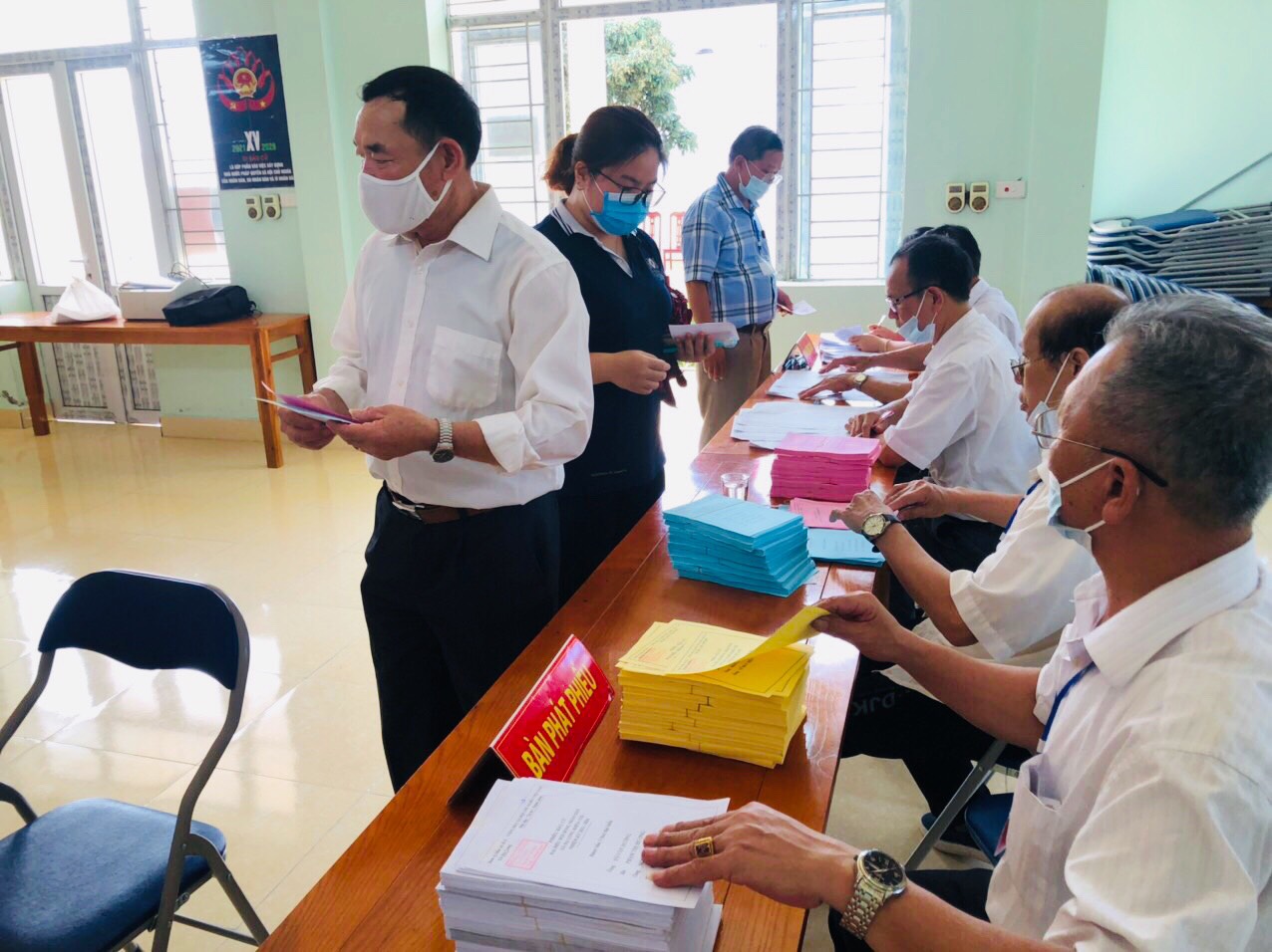 Quảng Ninh chuyển cả hòm phiếu lưu động tới giường bệnh cho bệnh nhân bỏ phiếu - Ảnh 9.
