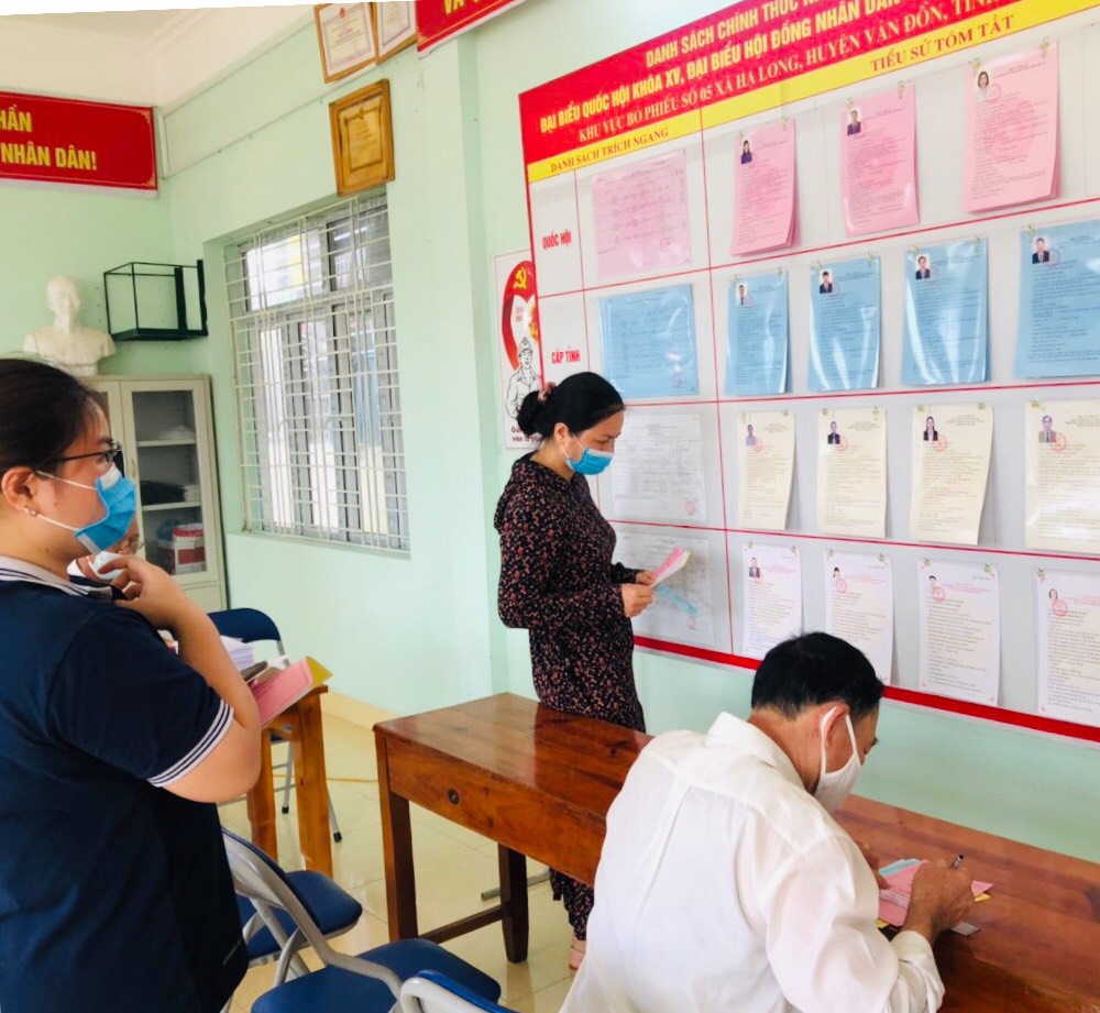 Quảng Ninh chuyển cả hòm phiếu lưu động tới giường bệnh cho bệnh nhân bỏ phiếu - Ảnh 10.