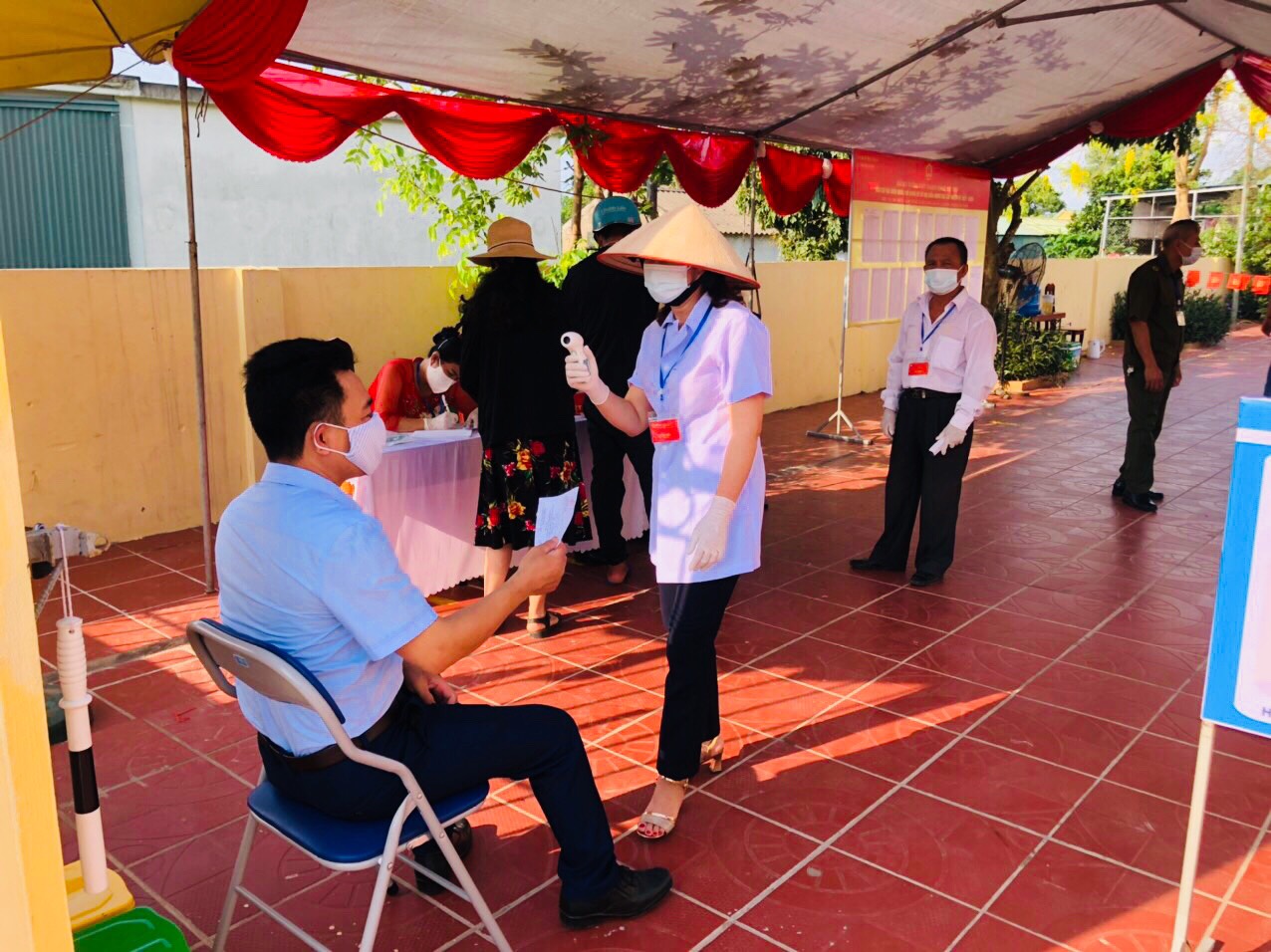 Quảng Ninh chuyển cả hòm phiếu lưu động tới giường bệnh cho bệnh nhân bỏ phiếu - Ảnh 3.