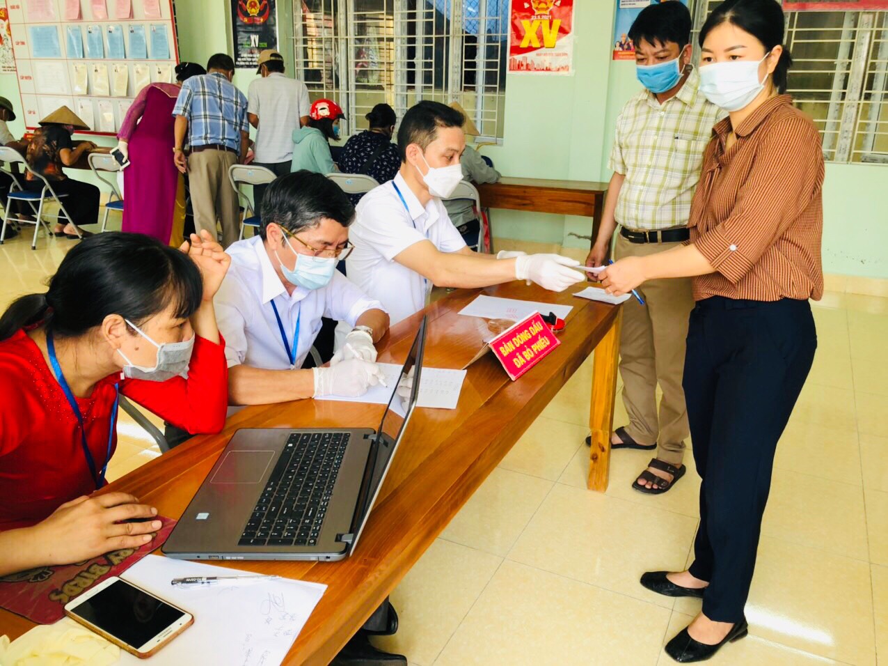 Quảng Ninh chuyển cả hòm phiếu lưu động tới giường bệnh cho bệnh nhân bỏ phiếu - Ảnh 11.