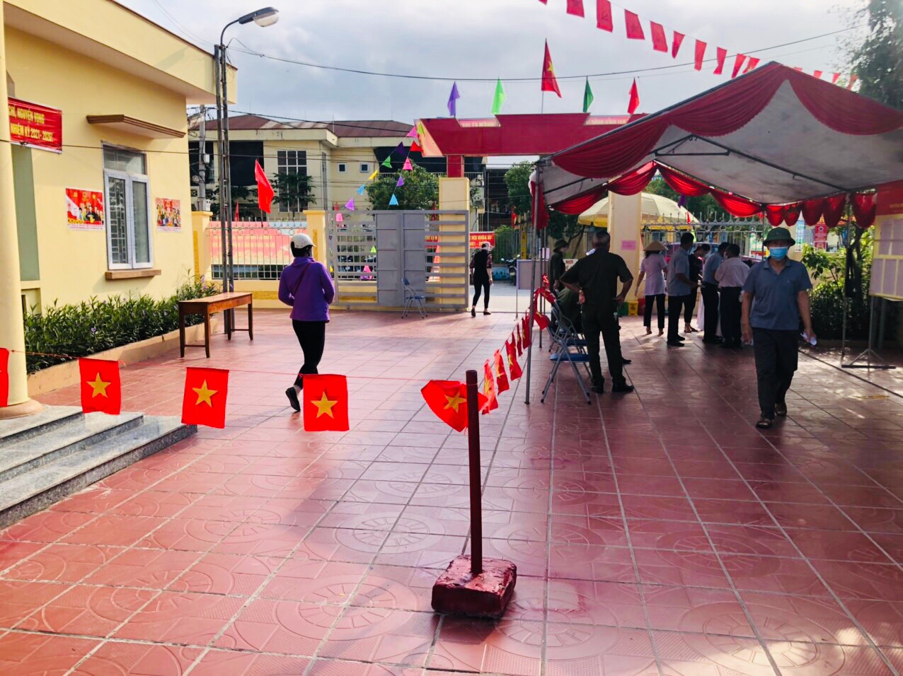 Quảng Ninh chuyển cả hòm phiếu lưu động tới giường bệnh cho bệnh nhân bỏ phiếu - Ảnh 4.