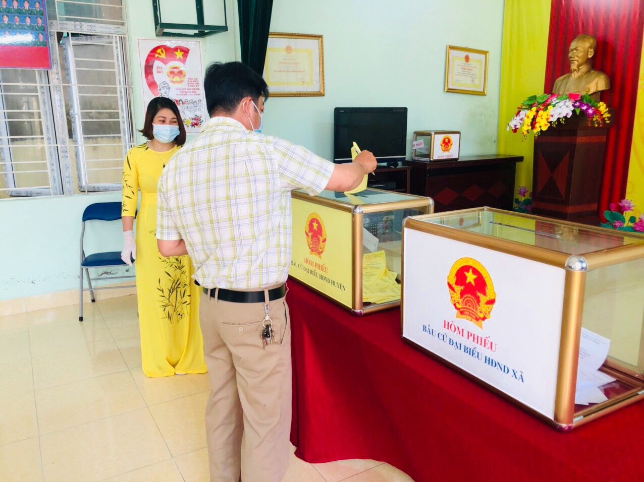 Quảng Ninh chuyển cả hòm phiếu lưu động tới giường bệnh cho bệnh nhân bỏ phiếu - Ảnh 13.