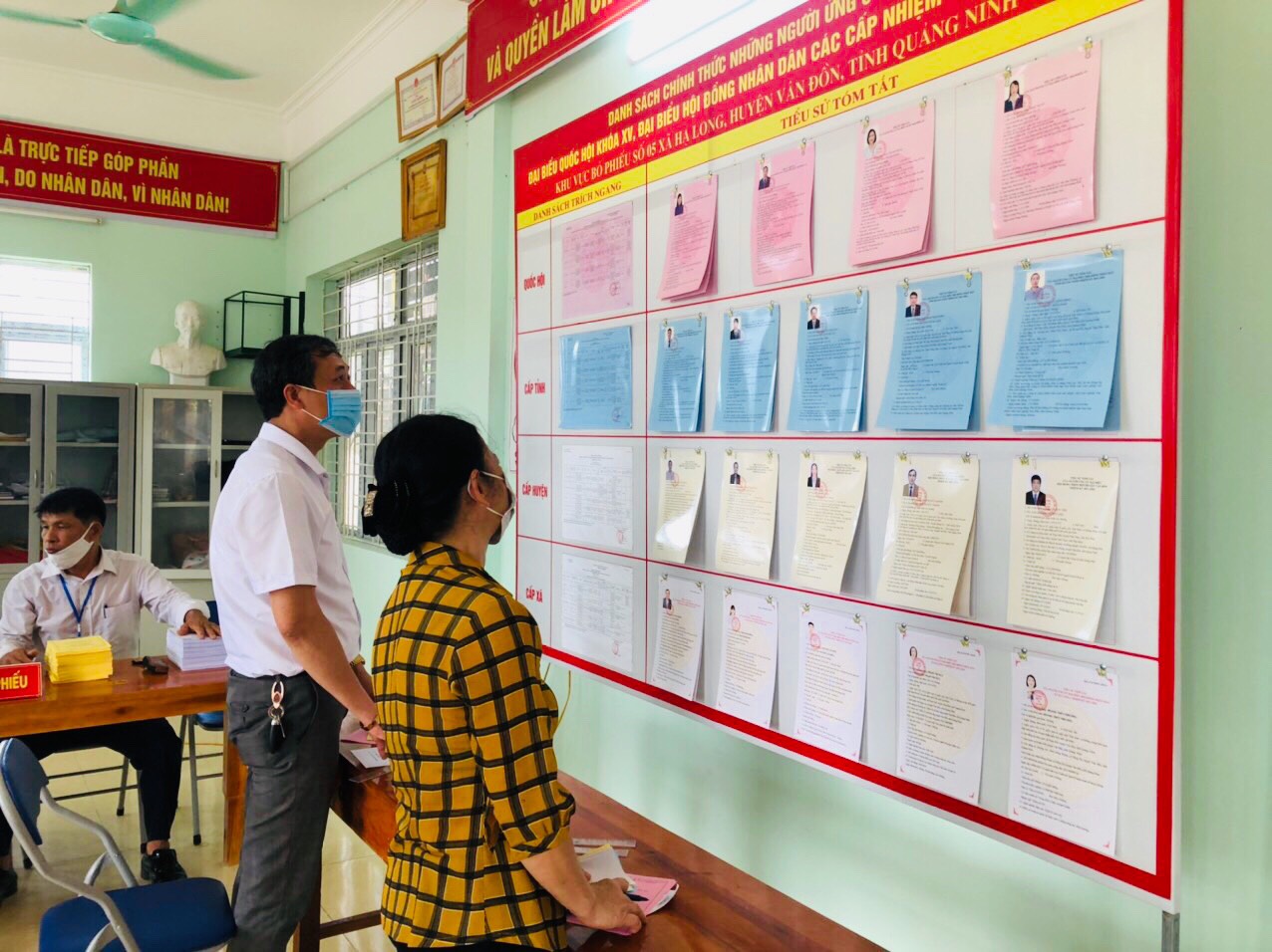 Quảng Ninh chuyển cả hòm phiếu lưu động tới giường bệnh cho bệnh nhân bỏ phiếu - Ảnh 12.