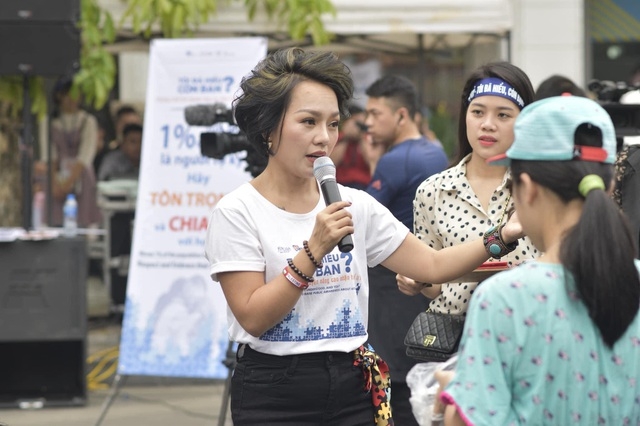 Ca sĩ Thái Thùy Linh nói về việc từ thiện: Công chúng đòi hỏi ở nghệ sĩ nhiều quá - Ảnh 1.