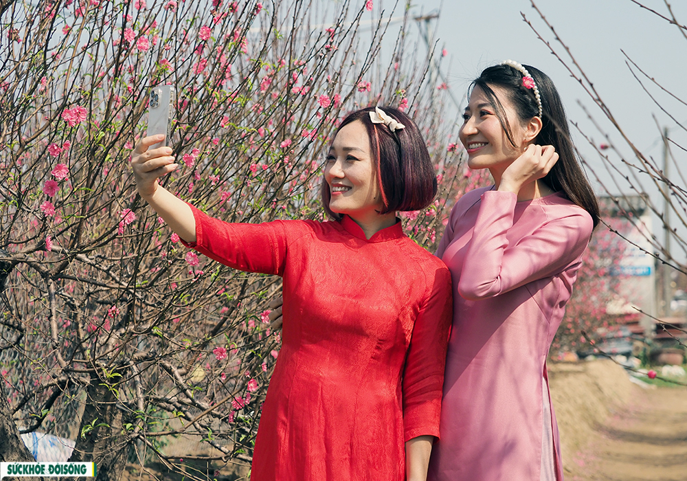 Cô gái Hà thành xúng xính áo dài “đọ sắc” bên vườn đào Nhật Tân - Ảnh 3.