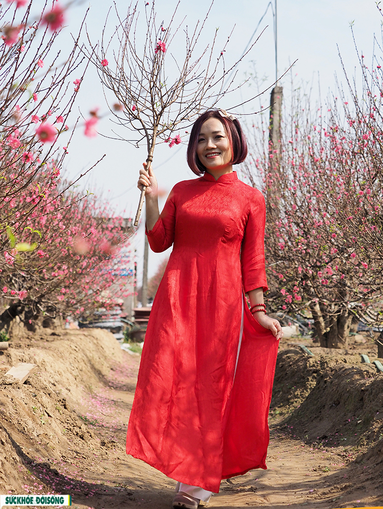 Cô gái Hà thành xúng xính áo dài “đọ sắc” bên vườn đào Nhật Tân - Ảnh 10.