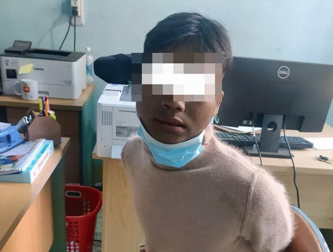 Bé gái 9 tuổi bị khống chế hiếp dâm trên đường đi học về - Ảnh 1.