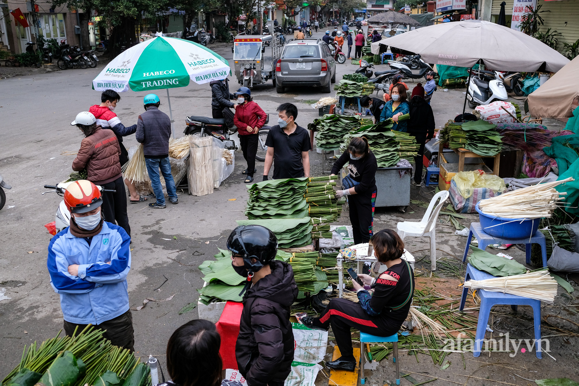 Sát Tết Nguyên đán đi chợ lá dong lâu đời nhất Hà Nội: Giá tăng cao hơn năm ngoái nhưng đìu hiu khách - Ảnh 2.