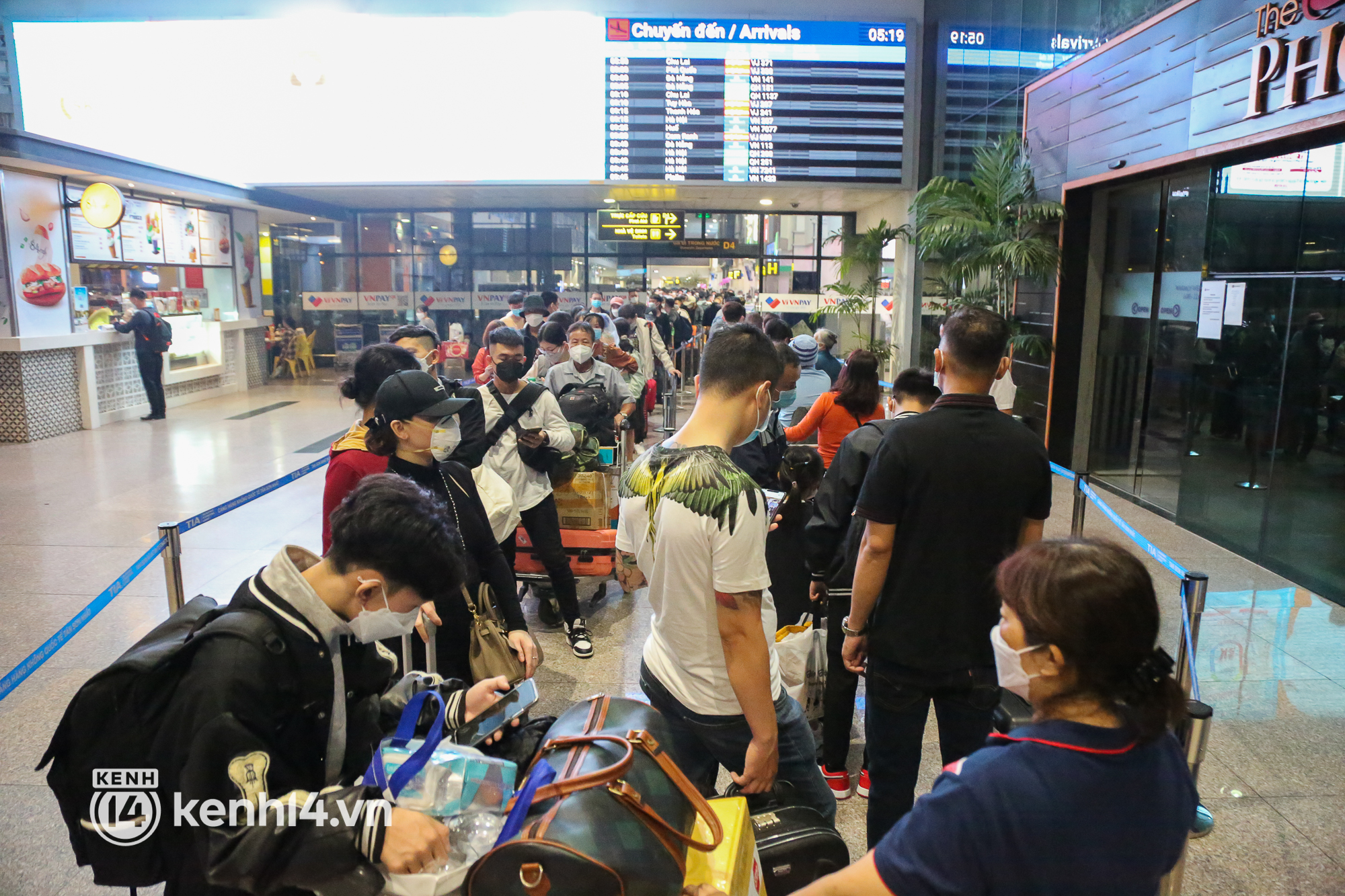 Sáng 25 Tết, sân bay Tân Sơn Nhất đông nghẹt người về quê, hành khách đến từ 3h sáng để chờ check in - Ảnh 2.