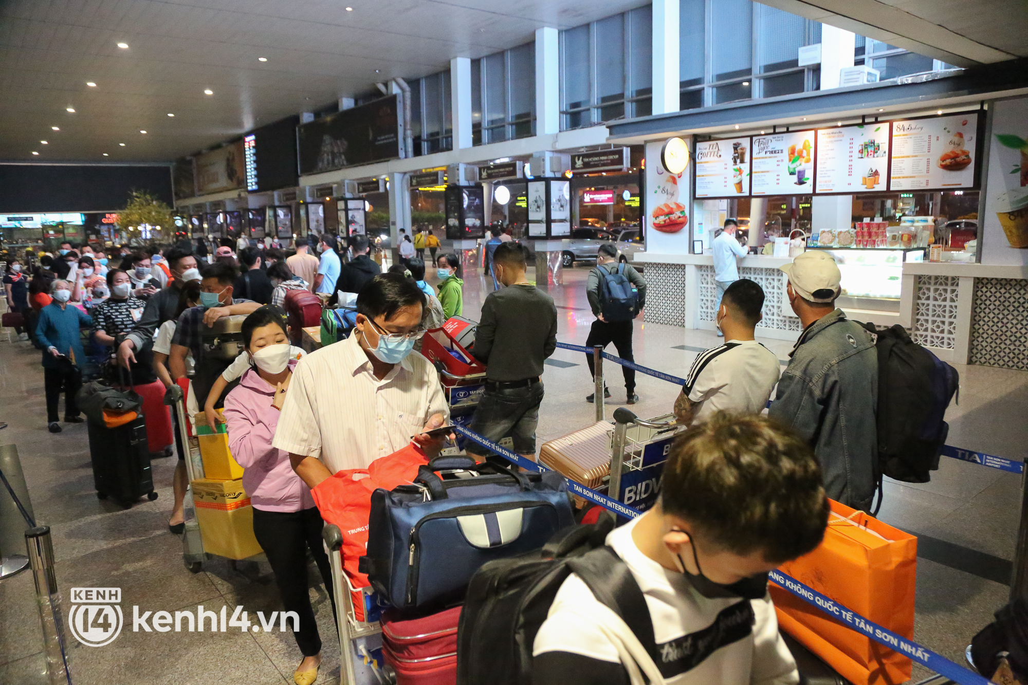 Sáng 25 Tết, sân bay Tân Sơn Nhất đông nghẹt người về quê, hành khách đến từ 3h sáng để chờ check in - Ảnh 6.