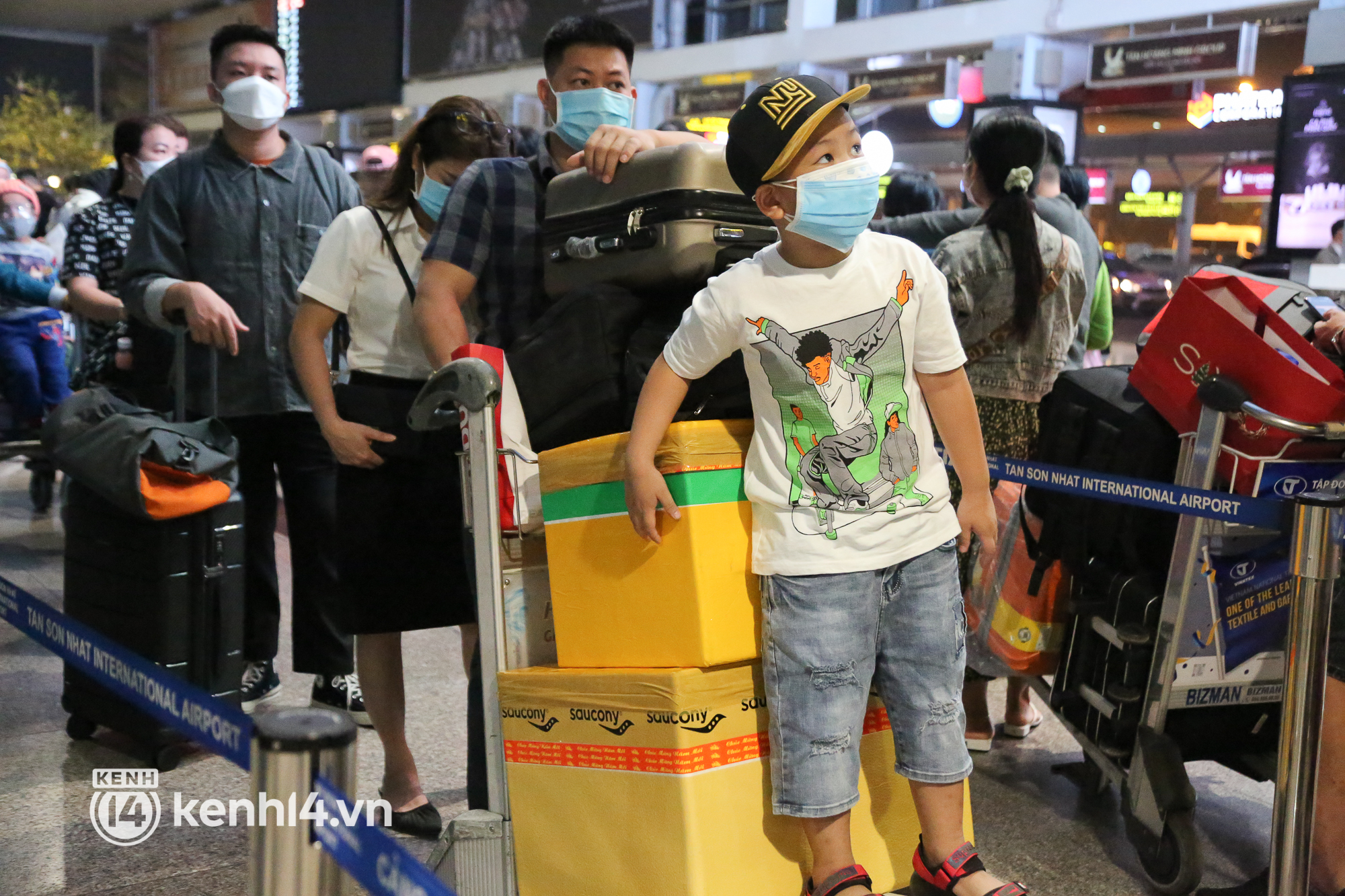 Sáng 25 Tết, sân bay Tân Sơn Nhất đông nghẹt người về quê, hành khách đến từ 3h sáng để chờ check in - Ảnh 5.