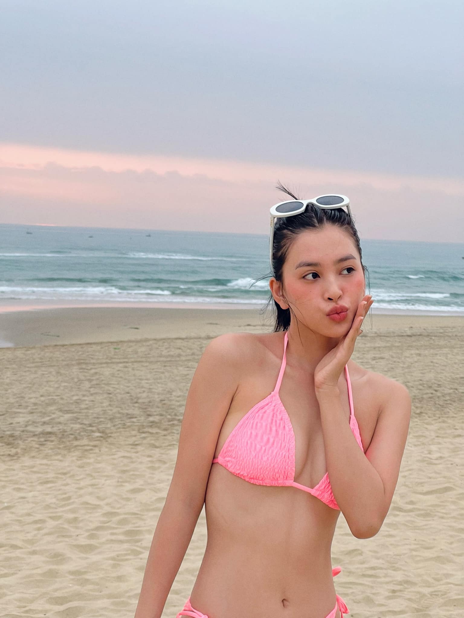 Hoa hậu Tiểu Vy diện bikini, khoe nhan sắc gợi cảm ở tuổi 22 - Ảnh 2.