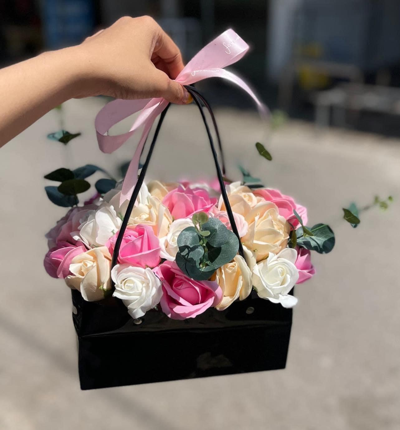 Thị trường hoa handmade đang rất phát triển và trở thành một xu hướng mới trong làng nghệ thuật của Việt Nam. Hãy xem hình ảnh liên quan để nhìn thấy sự đa dạng và phong phú của các loại hoa handmade đến từ các nghệ nhân tài năng.