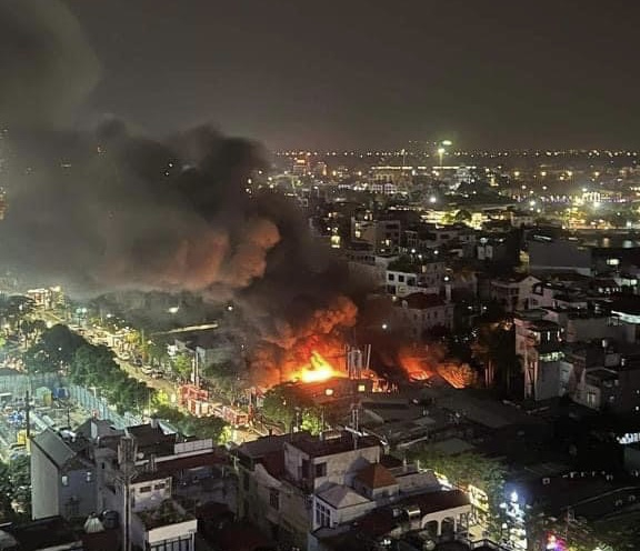 Cháy lớn, nhiều ngôi nhà tạm trên đường Lạc Long Quân (Hà Nội) bị thiêu rụi - Ảnh 1.