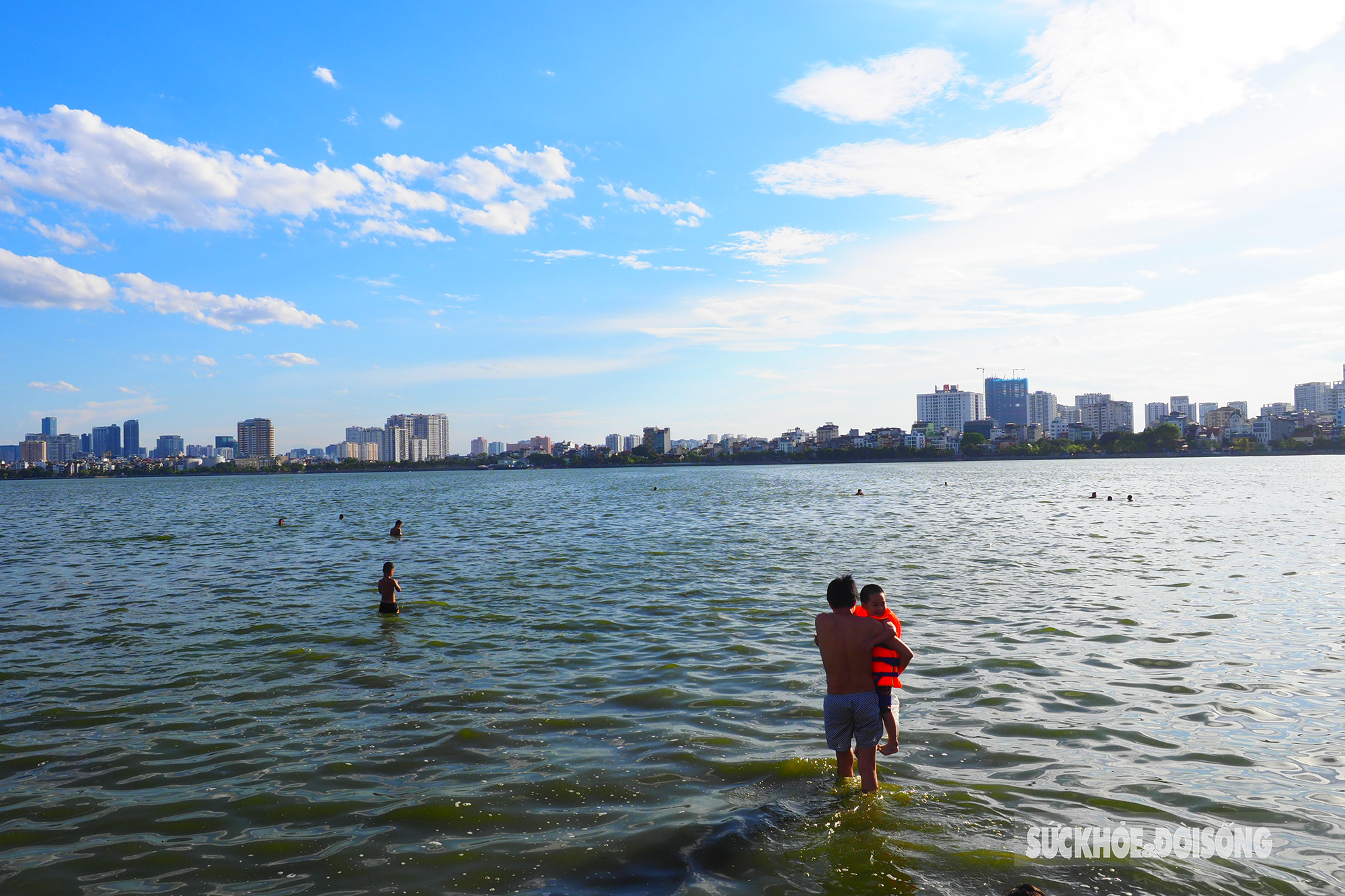 Nắng, nóng 40 độ C, người lớn trẻ em lẫn thú cưng cùng kéo nhau ra &quot;biển&quot; Hồ Tây hạ nhiệt - Ảnh 2.