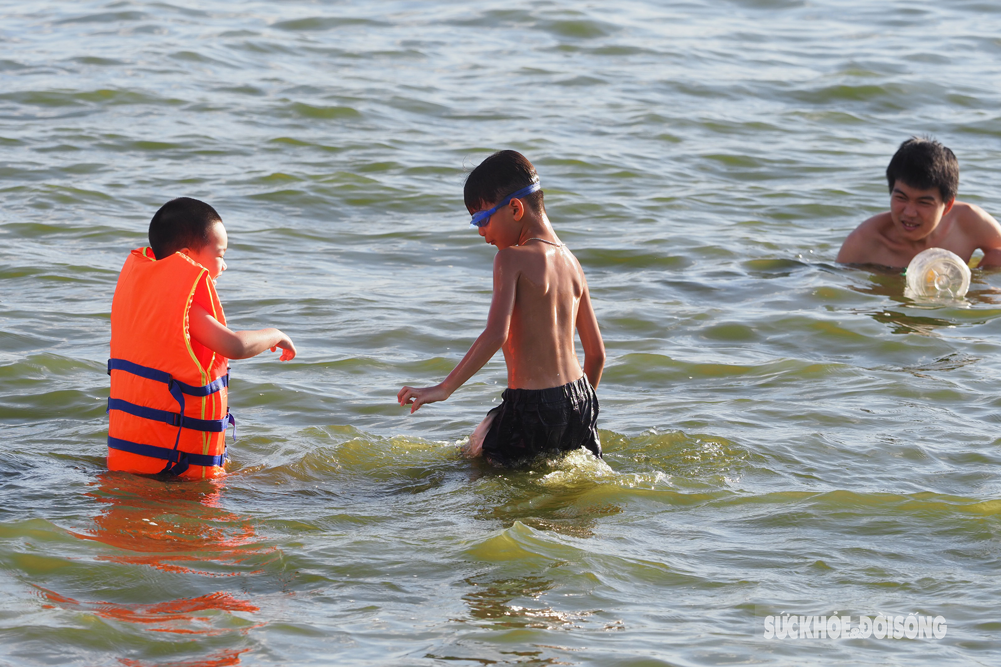 Nắng, nóng 40 độ C, người lớn trẻ em lẫn thú cưng cùng kéo nhau ra &quot;biển&quot; Hồ Tây hạ nhiệt - Ảnh 3.