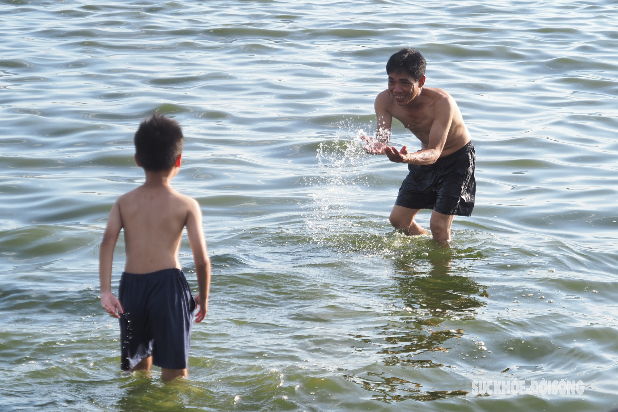 Nắng, nóng 40 độ C, người lớn trẻ em lẫn thú cưng cùng kéo nhau ra &quot;biển&quot; Hồ Tây hạ nhiệt - Ảnh 5.