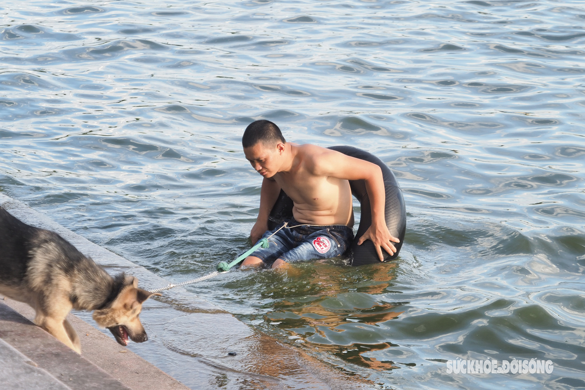 Nắng, nóng 40 độ C, người lớn trẻ em lẫn thú cưng cùng kéo nhau ra &quot;biển&quot; Hồ Tây hạ nhiệt - Ảnh 8.