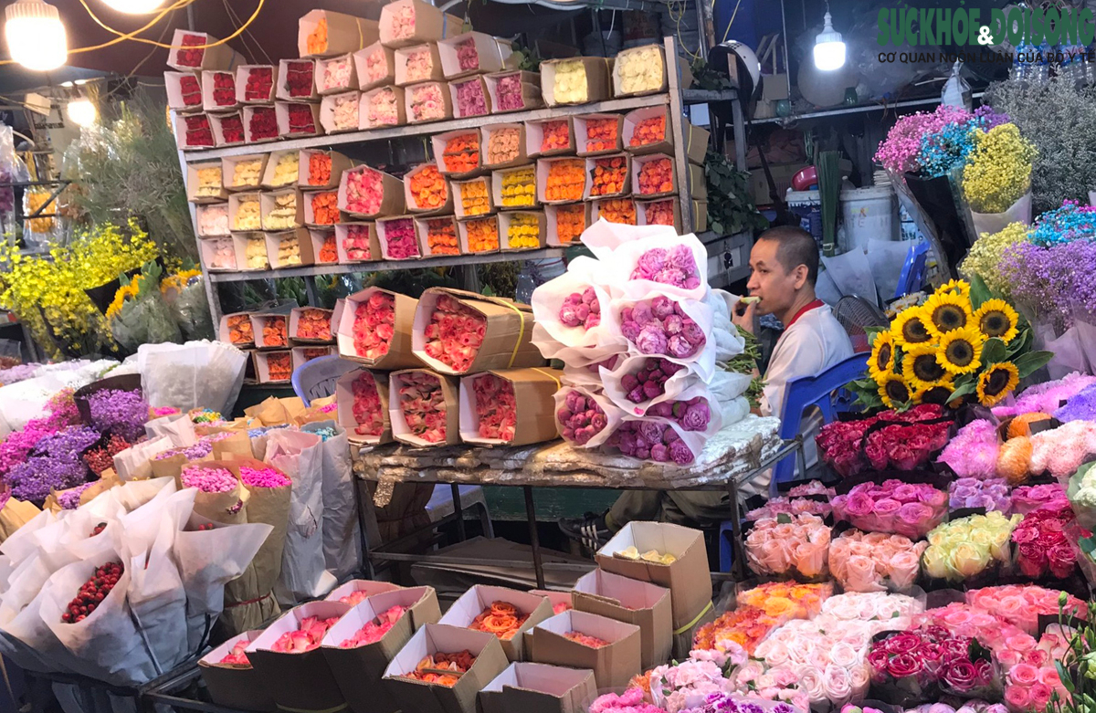 Nhịp sống chợ hoa Quảng An lúc rạng sáng khi Hà Nội bước vào đỉnh điểm nắng nóng - Ảnh 7.