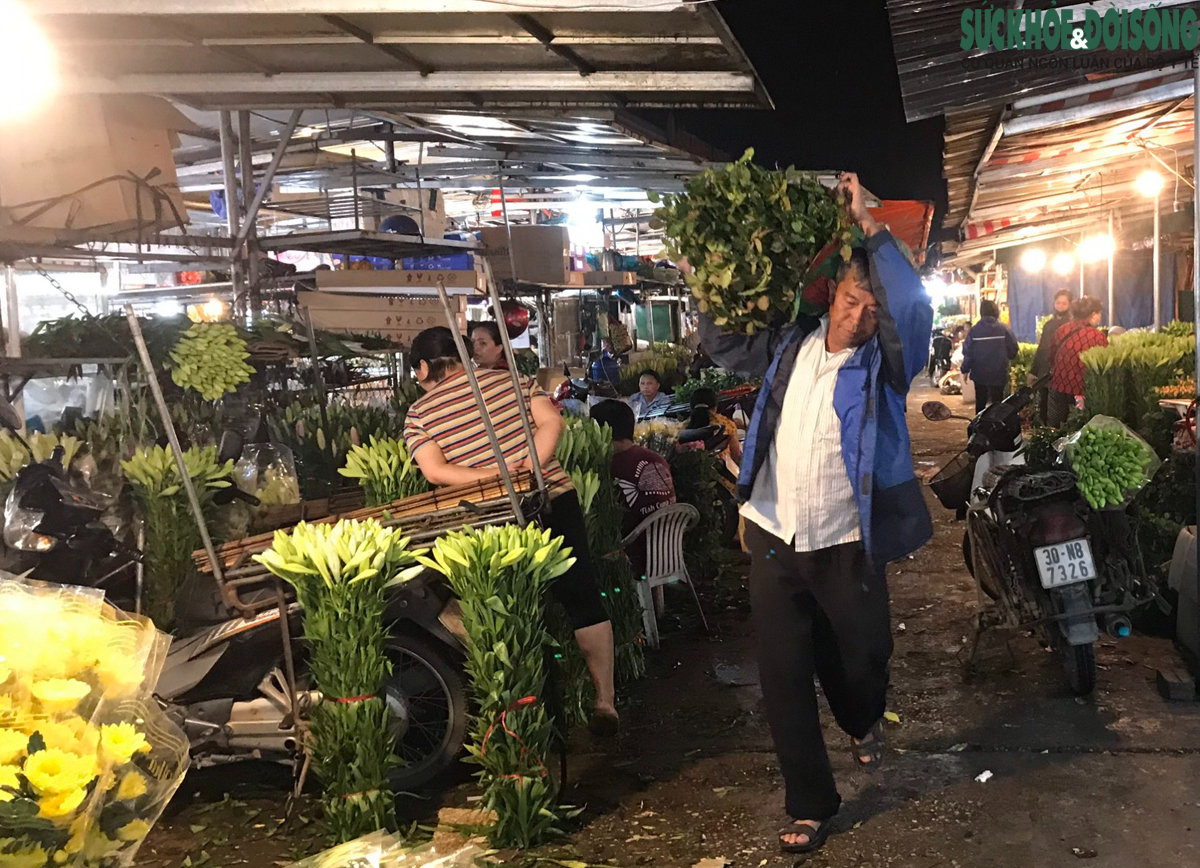 Nhịp sống chợ hoa Quảng An lúc rạng sáng khi Hà Nội bước vào đỉnh điểm nắng nóng - Ảnh 9.