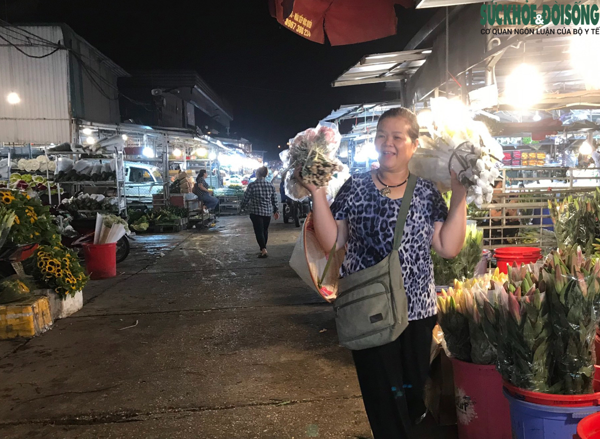 Nhịp sống chợ hoa Quảng An lúc rạng sáng khi Hà Nội bước vào đỉnh điểm nắng nóng - Ảnh 10.